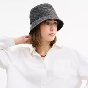 Charakterystyczna czapka typu bucket z tkaniny żakardowej