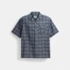 Charakterystyczna koszula obozowa