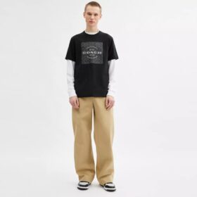 Charakterystyczny T-shirt z kwadratowym nadrukiem z bawełny organicznej