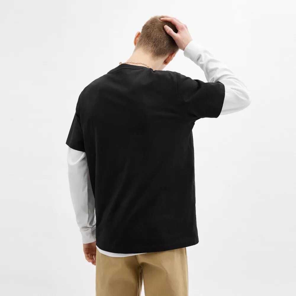 Charakterystyczny T-shirt z kwadratowym nadrukiem z bawełny organicznej