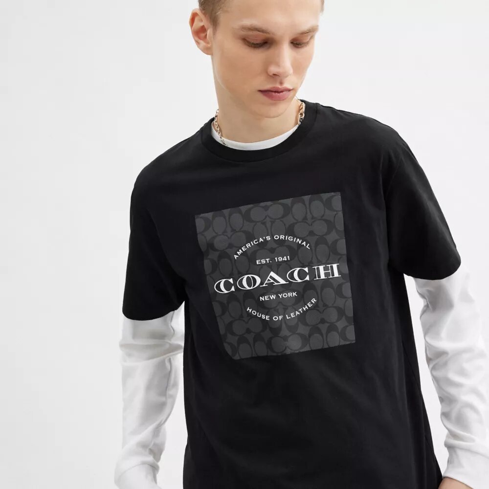 Charakterystyczny T-shirt z kwadratowym nadrukiem z bawełny organicznej