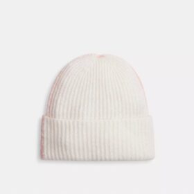 Czapka typu beanie z kontrastowymi wstawkami i gumową naszywką