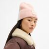 Czapka typu beanie z kontrastowymi wstawkami i gumową naszywką