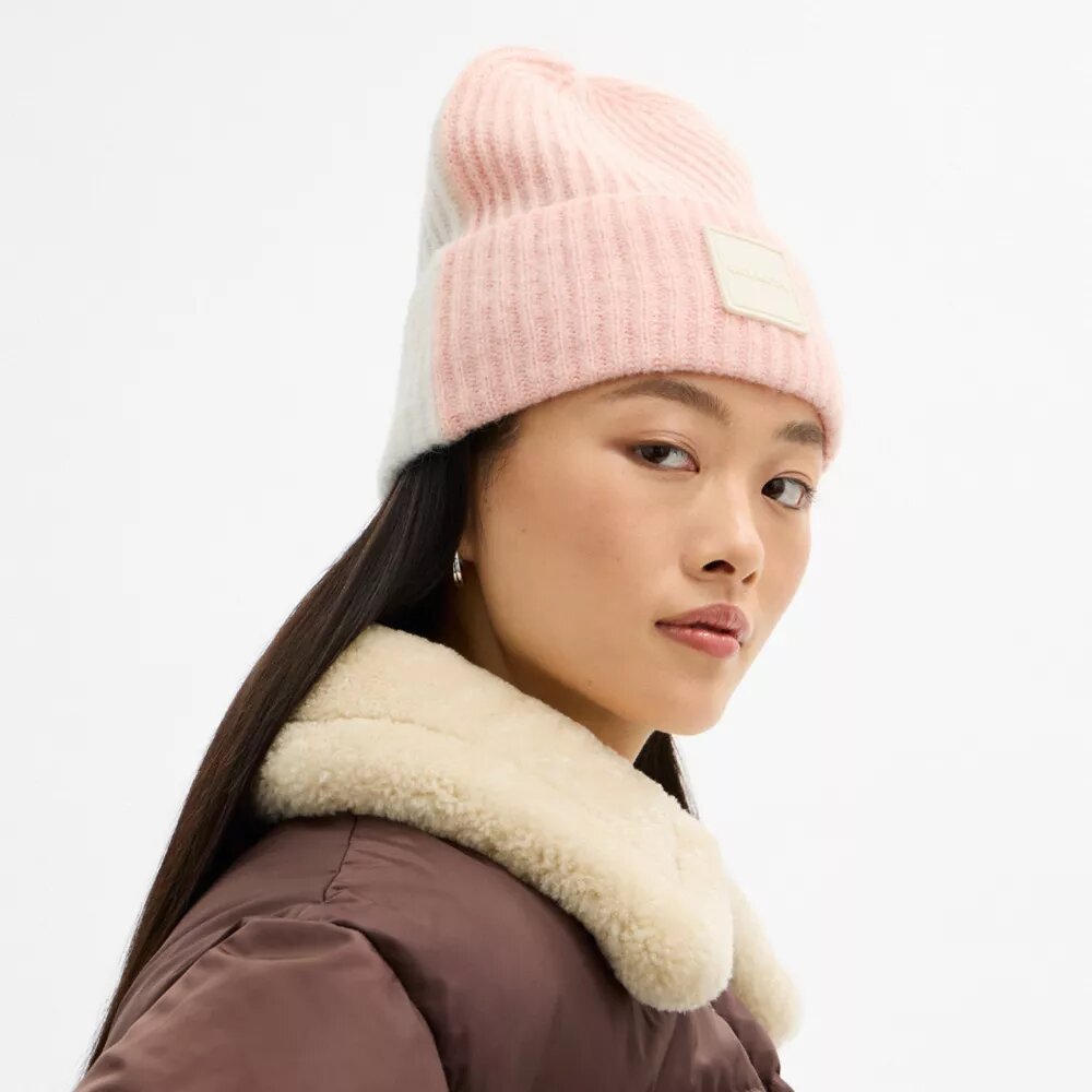 Czapka typu beanie z kontrastowymi wstawkami i gumową naszywką