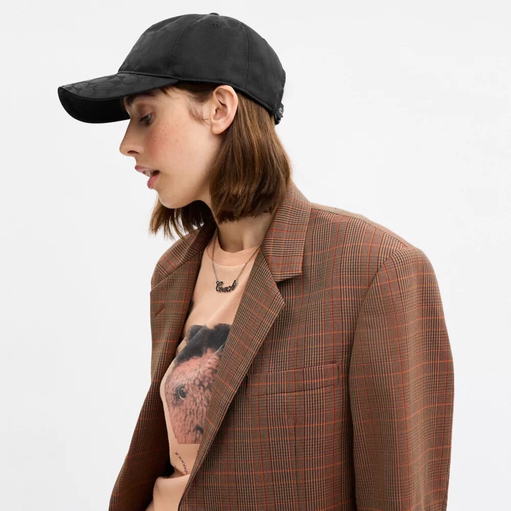 Czapka z daszkiem w tonacji kolorystycznej