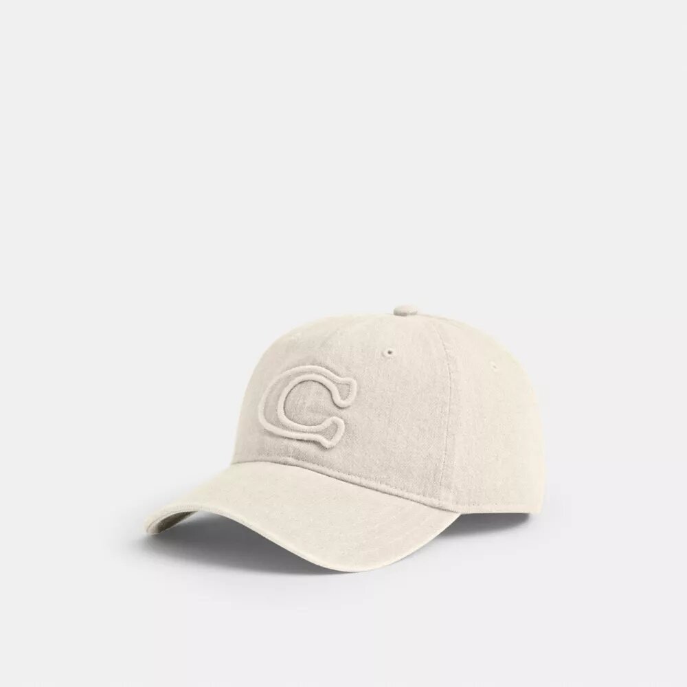 Czapka z daszkiem z charakterystyczną naszywką