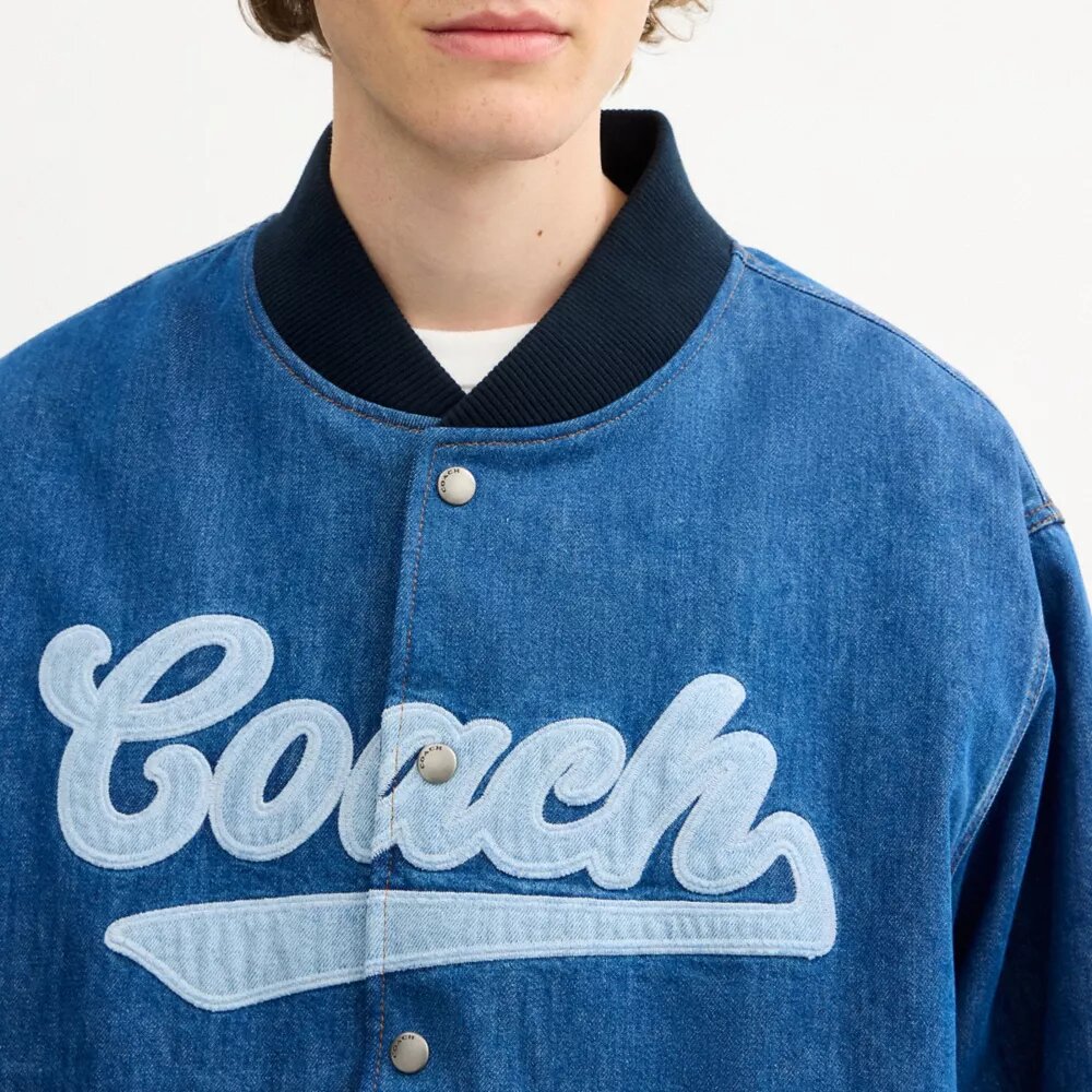 Dżinsowa kurtka typu varsity z bawełny organicznej