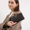 Duża saszetka na nadgarstek z zamkiem w rogu z Signature Canvas