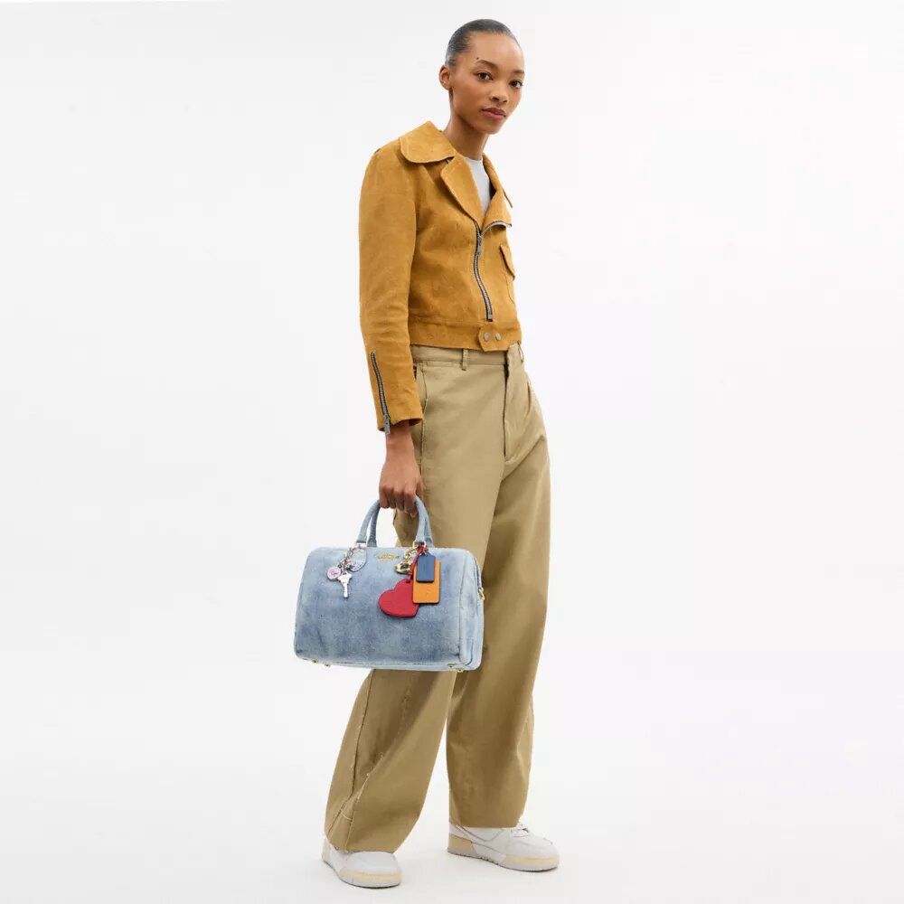 Duża torba typu satchel Rowan z dżinsu w stylu „Loved” z zawieszkami