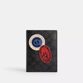Etui na paszport z Signature Canvas z naszywkami