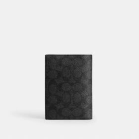 Etui na paszport z Signature Canvas z naszywkami