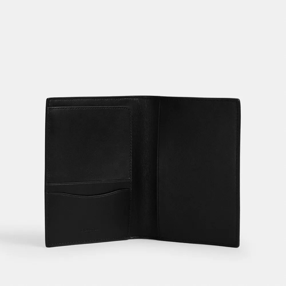 Etui na paszport z Signature Canvas z naszywkami