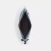 Etui z charakterystycznego dżinsu „Loved” z zawieszkami