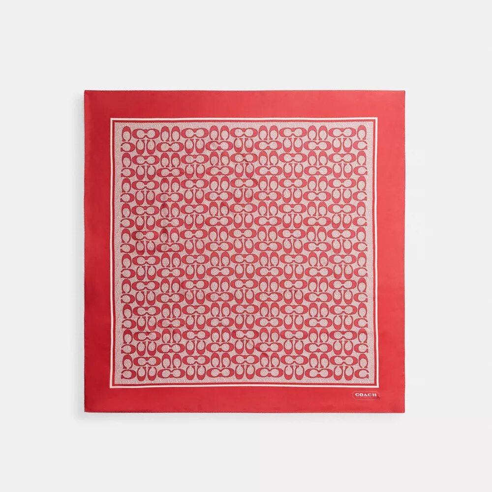 Jedwabna chustka kwadratowa z charakterystycznym nadrukiem o fakturze