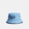Kapelusz typu bucket z dżinsu z haftowanym napisem „Coach Script”