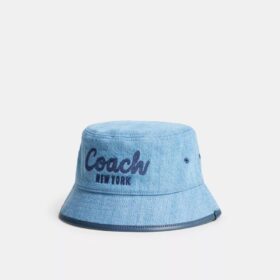 Kapelusz typu bucket z dżinsu z haftowanym napisem „Coach Script”