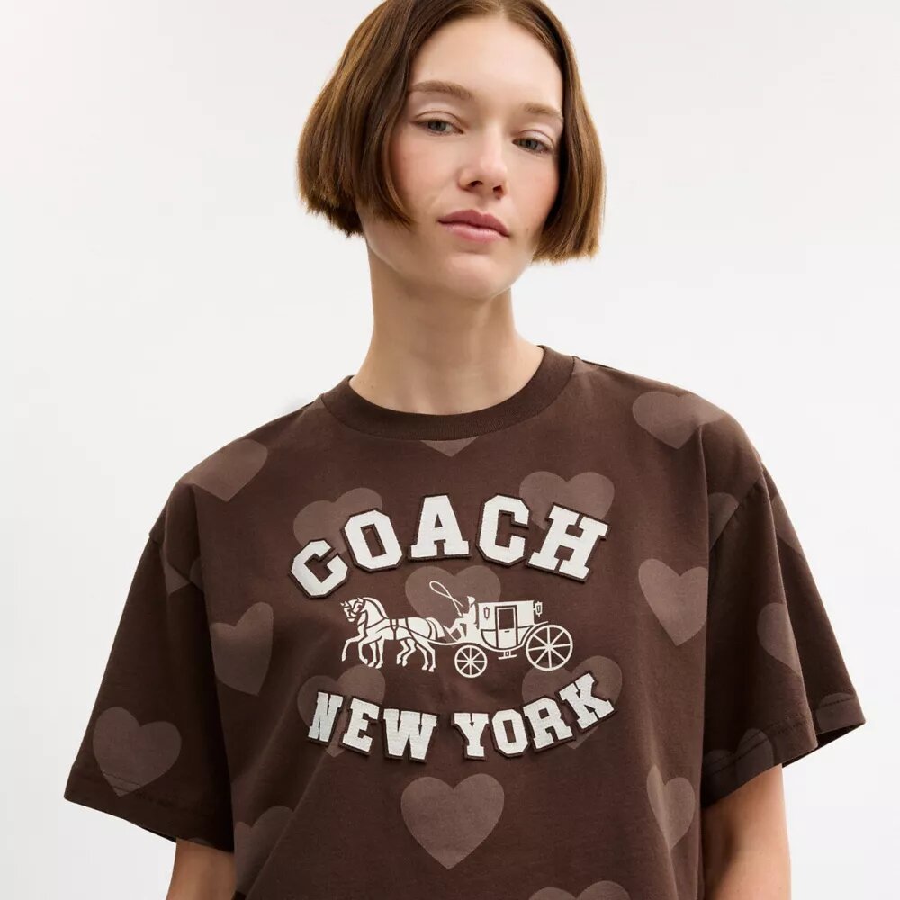 Krótki T-shirt z nadrukiem serca Horse and Carriage, wykonany z bawełny organicznej