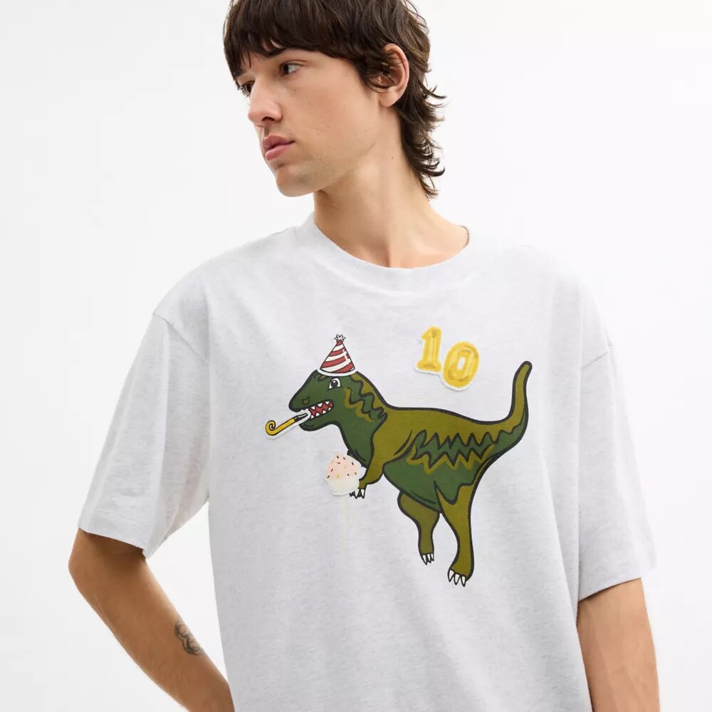 Luźny T-shirt z okazji 10. urodzin Rexy'ego, wykonany z bawełny organicznej