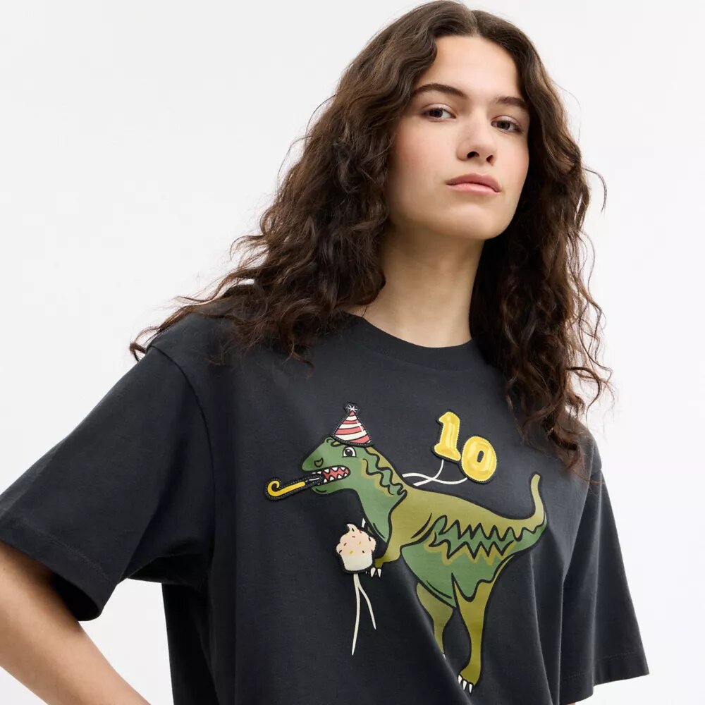 Luźny T-shirt z okazji 10. urodzin Rexy'ego, wykonany z bawełny organicznej