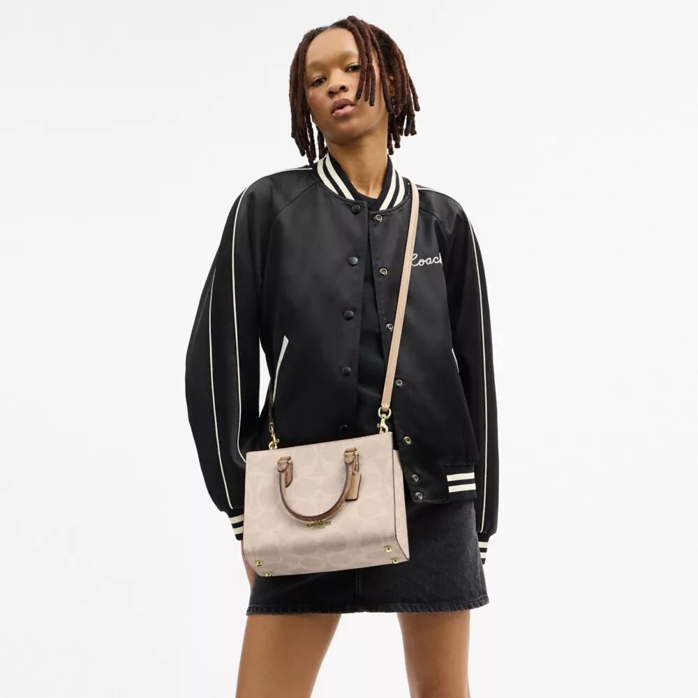 Mała torba typu Shopper „Maggie” z charakterystycznego Signature Canvas w blokowe wzory