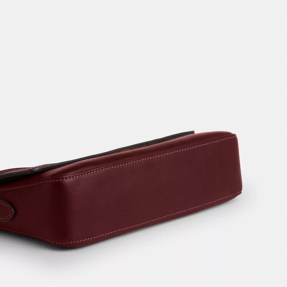 Mała torebka na ramię Etta z klapką