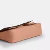 Mała torebka na ramię Etta z klapką i kwiatową aplikacją