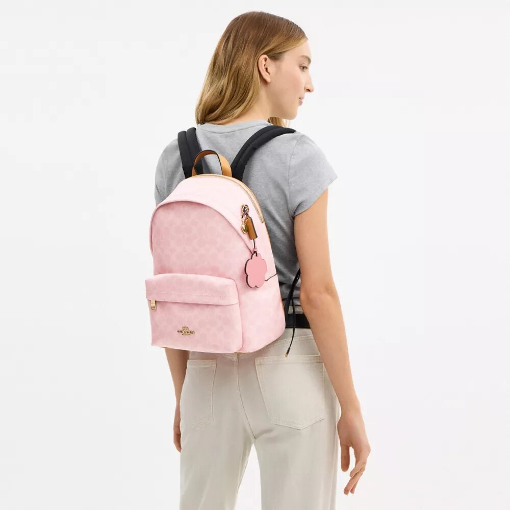 Mały plecak Taylor z Signature Canvas z zawieszkami