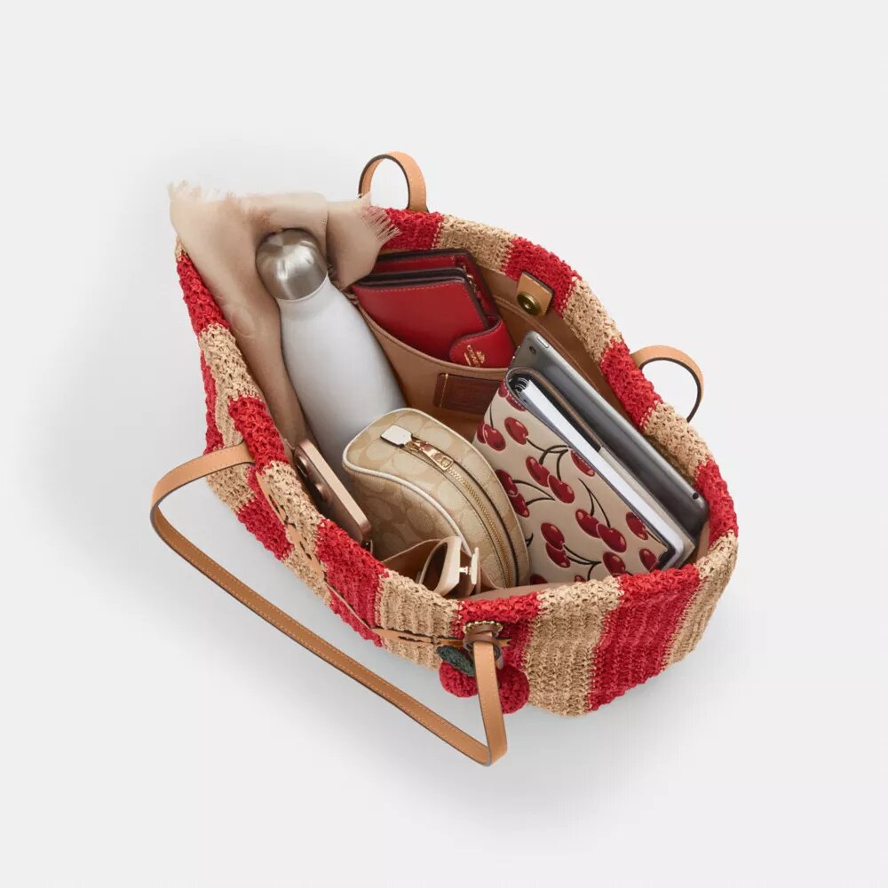 Miejska torba Shopper w paski z zawieszkami