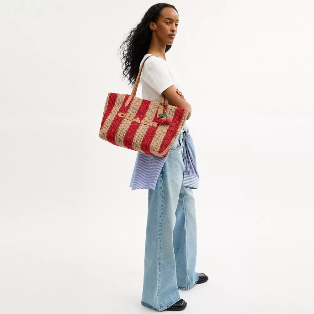 Miejska torba Shopper w paski z zawieszkami