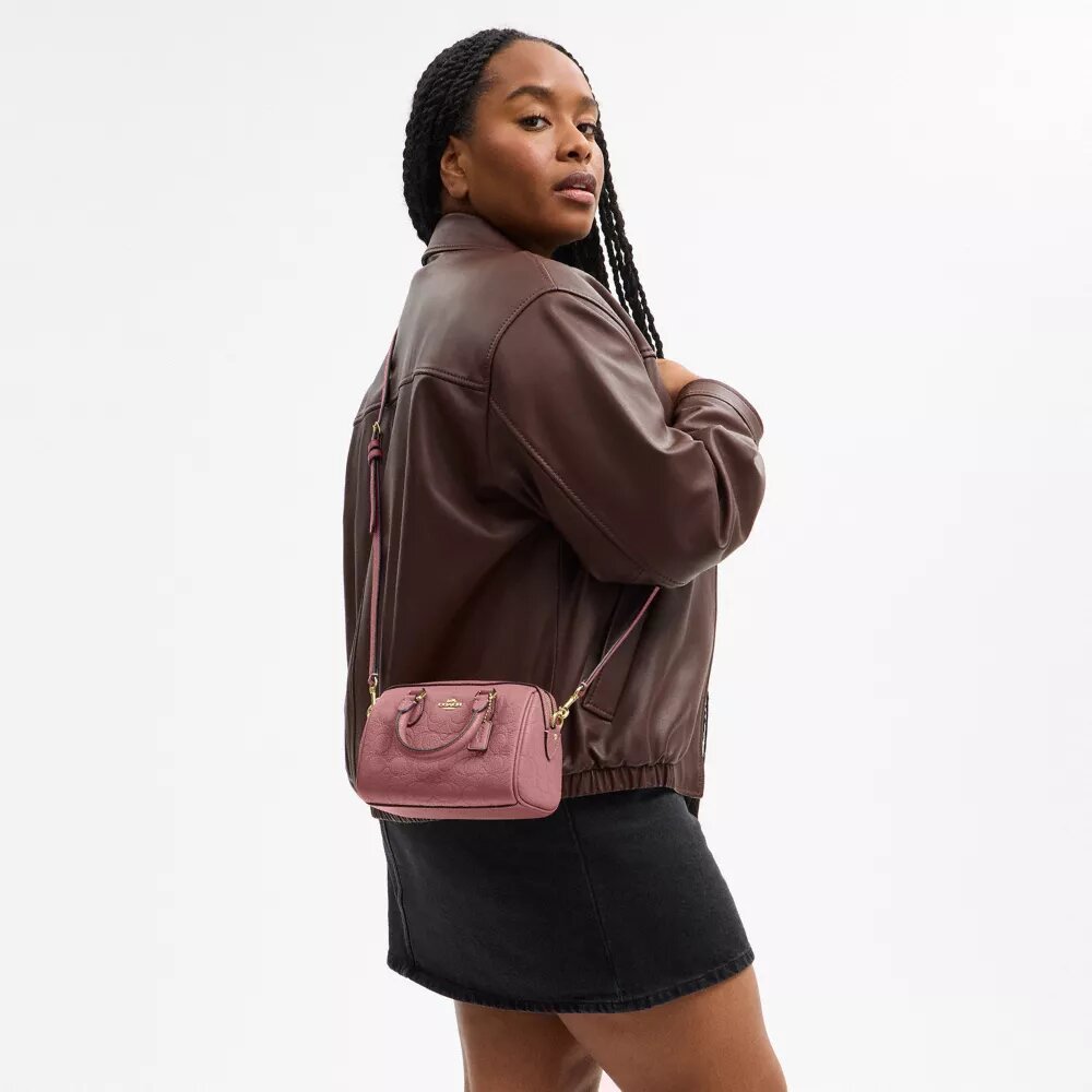 Mini torebka crossbody Rowan z charakterystycznej skóry