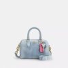 Mini torebka crossbody Rowan z postarzanego dżinsu z zawieszkami