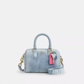 Mini torebka crossbody Rowan z postarzanego dżinsu z zawieszkami