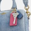 Mini torebka crossbody Rowan z postarzanego dżinsu z zawieszkami