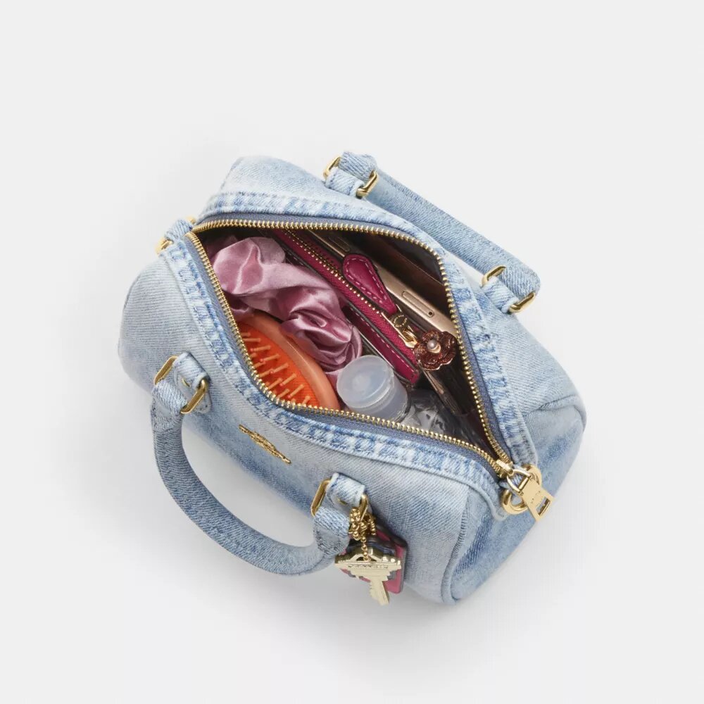 Mini torebka crossbody Rowan z postarzanego dżinsu z zawieszkami
