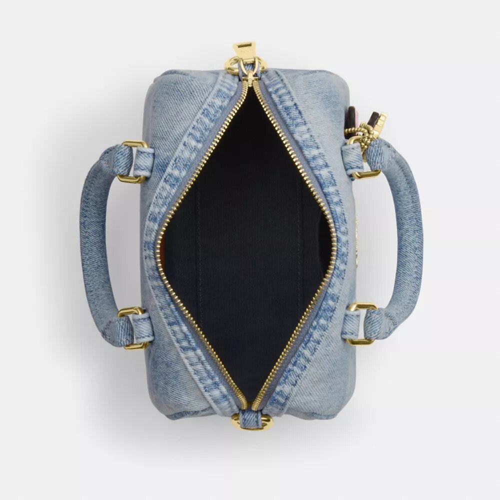 Mini torebka crossbody Rowan z postarzanego dżinsu z zawieszkami