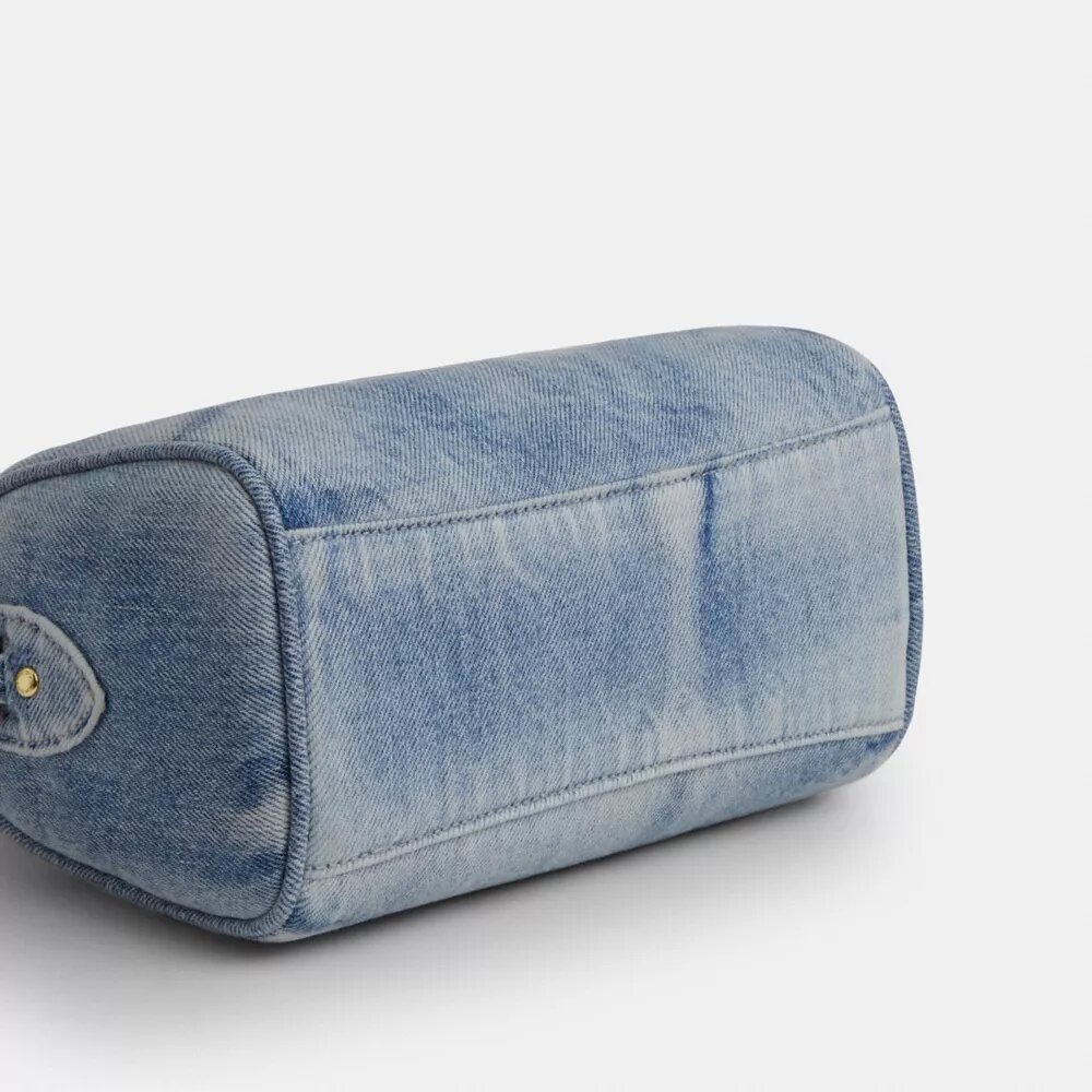 Mini torebka crossbody Rowan z postarzanego dżinsu z zawieszkami