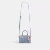 Mini torebka crossbody Rowan z postarzanego dżinsu z zawieszkami