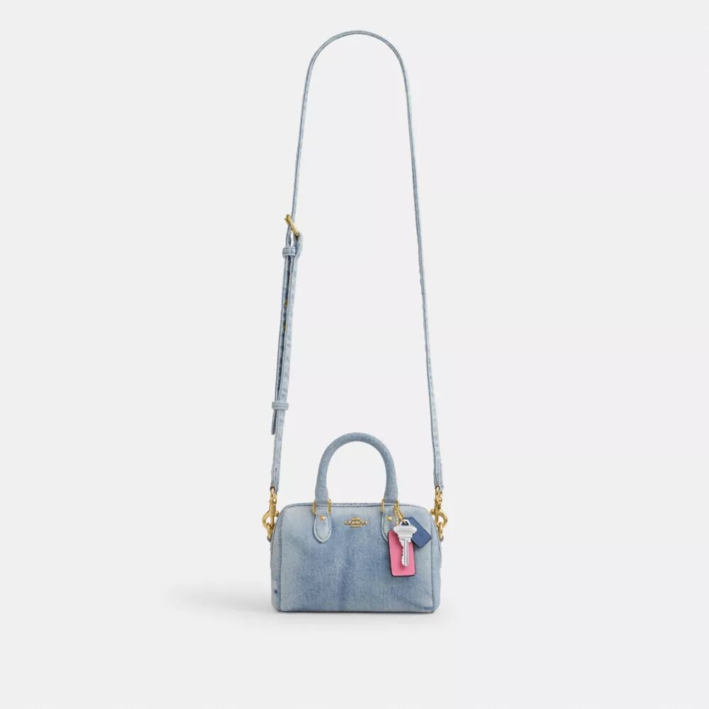 Mini torebka crossbody Rowan z postarzanego dżinsu z zawieszkami