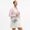 Mini torebka crossbody Rowan z postarzanego dżinsu z zawieszkami