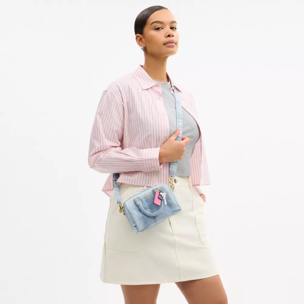 Mini torebka crossbody Rowan z postarzanego dżinsu z zawieszkami