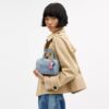 Mini torebka crossbody Rowan z postarzanego dżinsu z zawieszkami