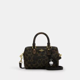Mini torebka crossbody Rowan z Signature Canvas z Zawieszkami