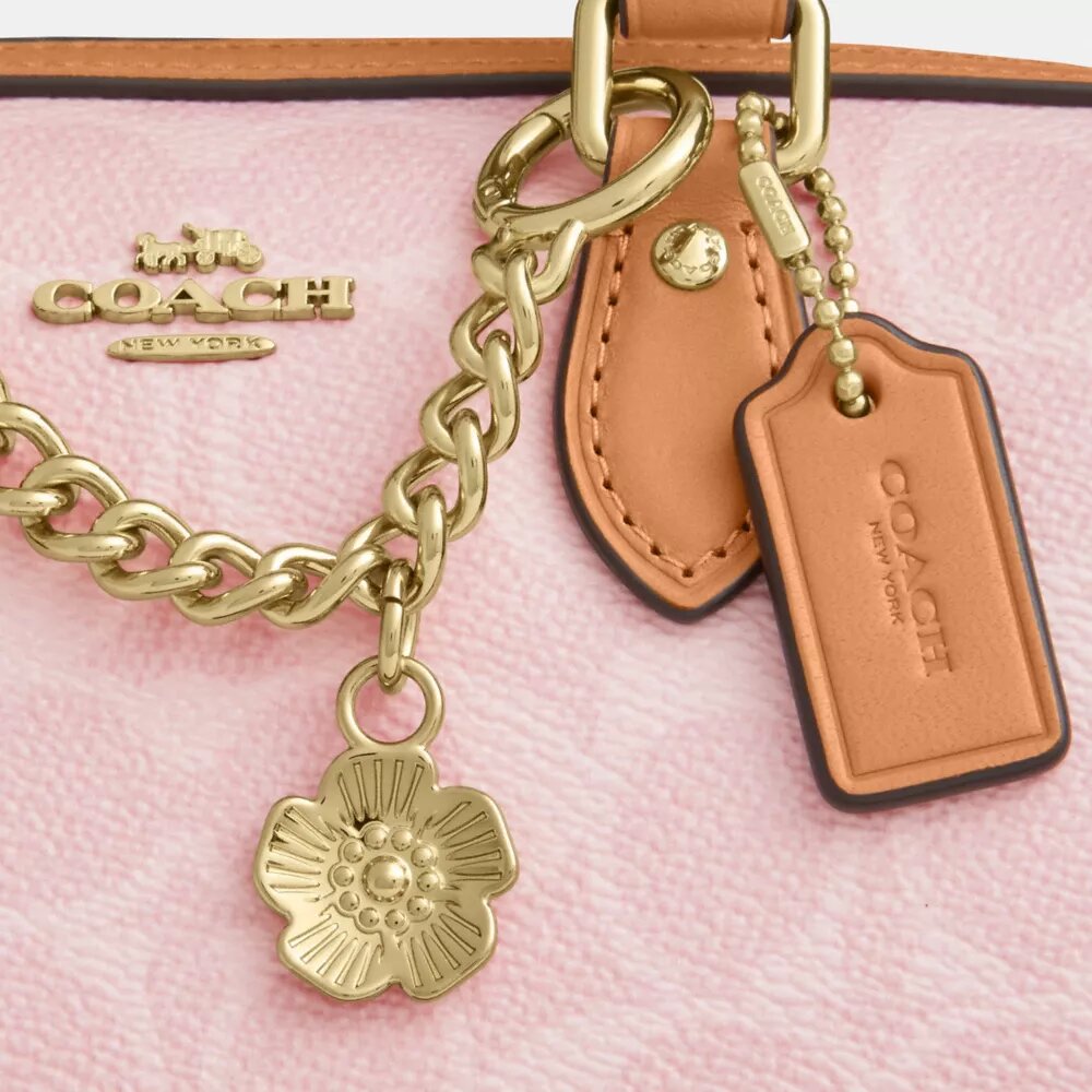 Mini torebka crossbody Rowan z Signature Canvas z zawieszkami