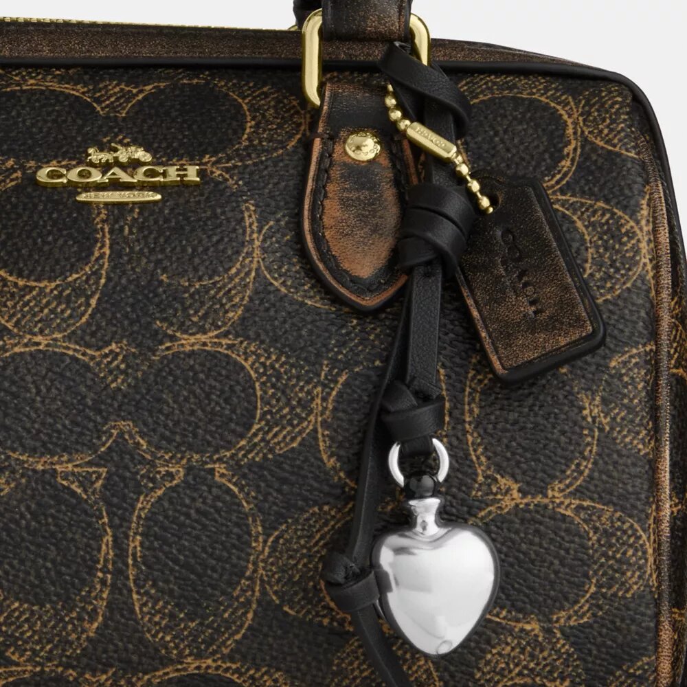 Mini torebka crossbody Rowan z Signature Canvas z Zawieszkami