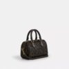 Mini torebka crossbody Rowan z Signature Canvas z Zawieszkami