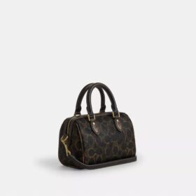 Mini torebka crossbody Rowan z Signature Canvas z Zawieszkami