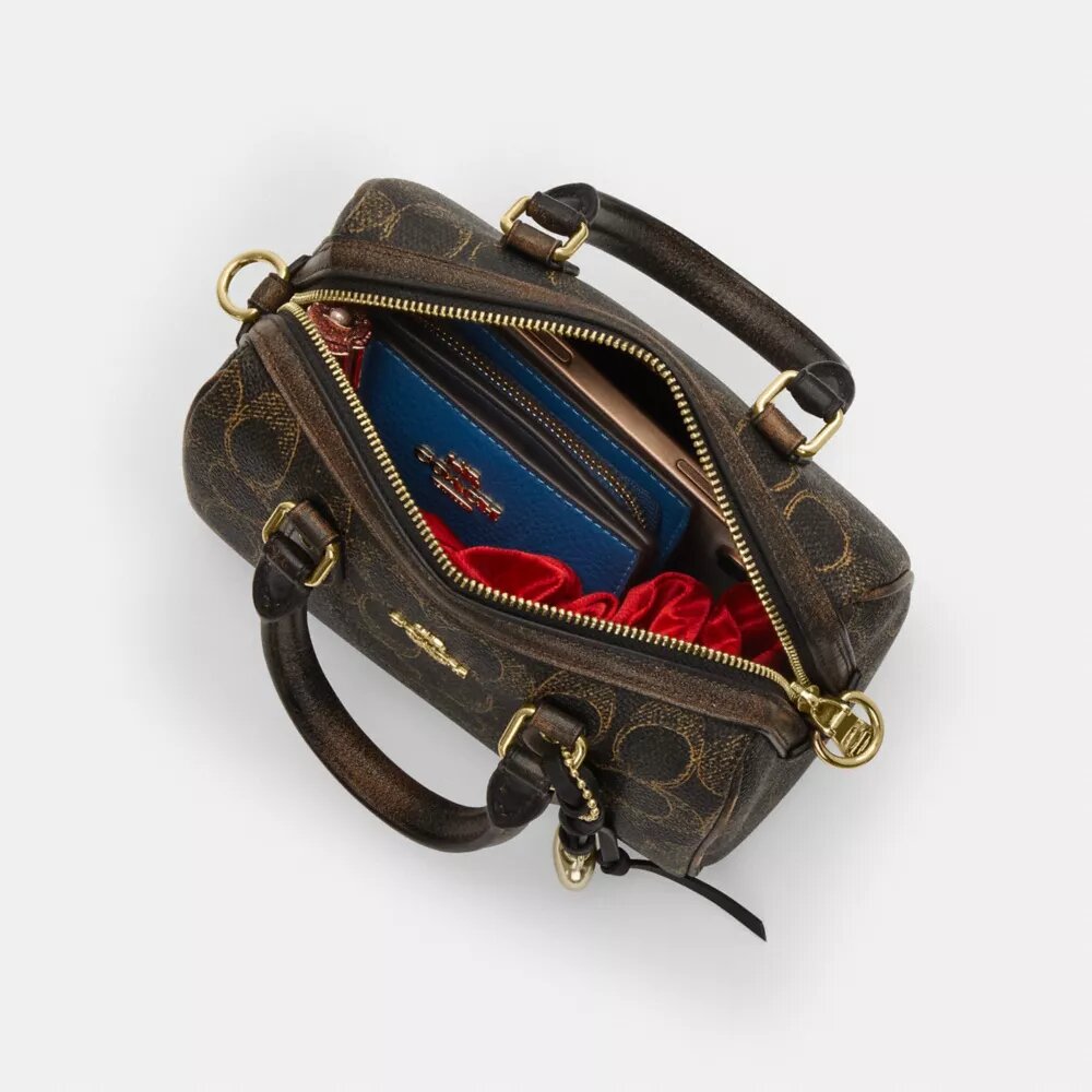 Mini torebka crossbody Rowan z Signature Canvas z Zawieszkami
