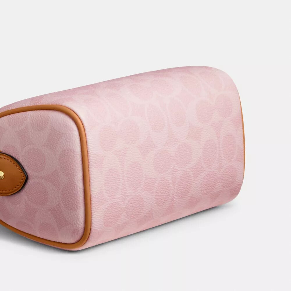 Mini torebka crossbody Rowan z Signature Canvas z zawieszkami