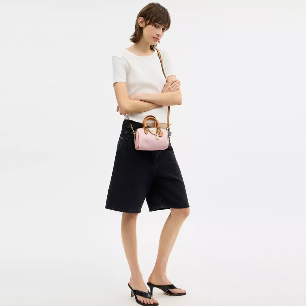 Mini torebka crossbody Rowan z Signature Canvas z zawieszkami