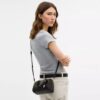 Mini torebka crossbody Rowan z Signature Canvas z Zawieszkami